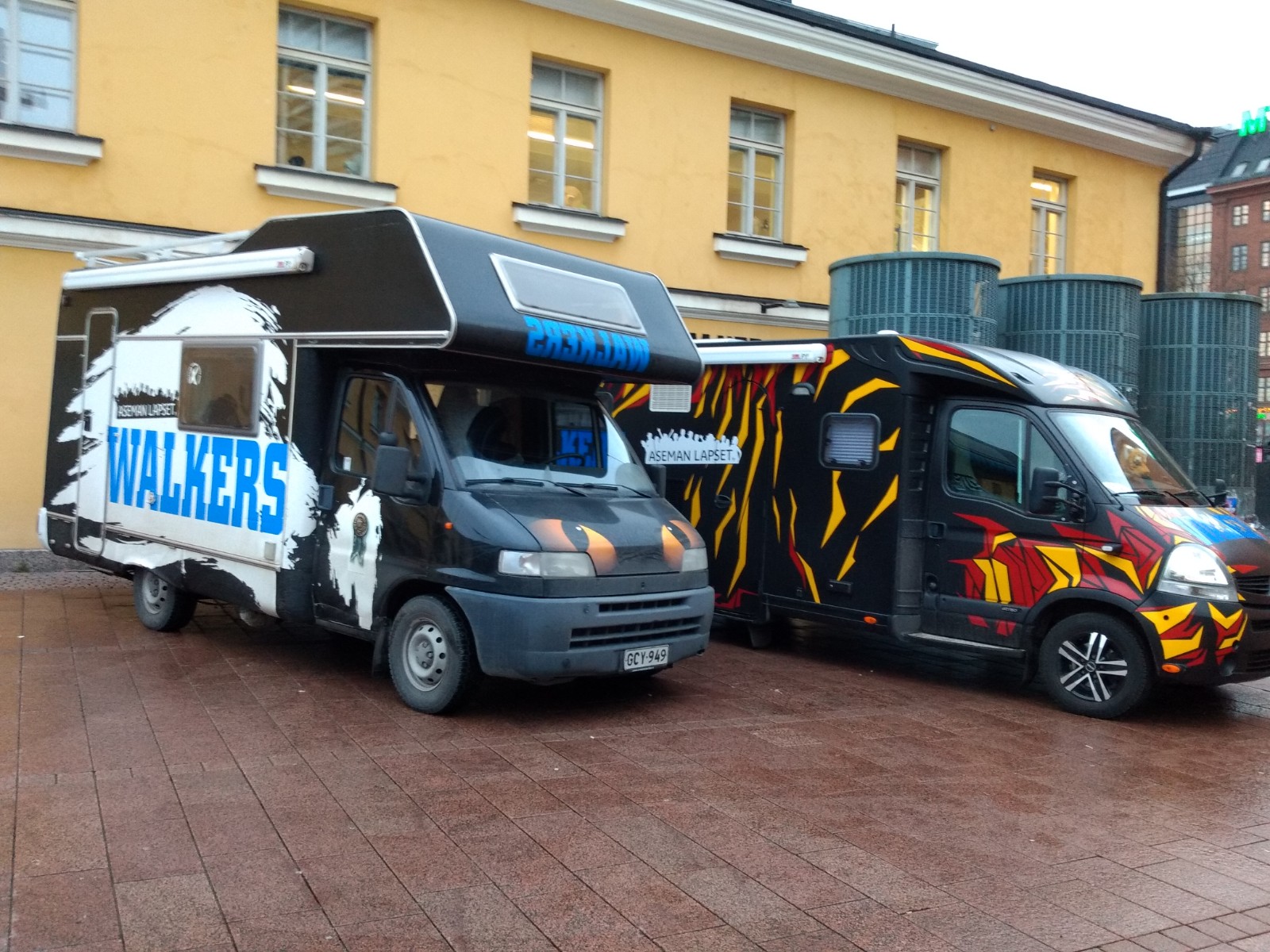 Kaksi matkailuautoa parkissa.