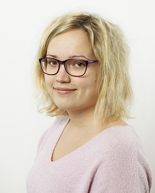 Julia Saarholmin kasvokuva.