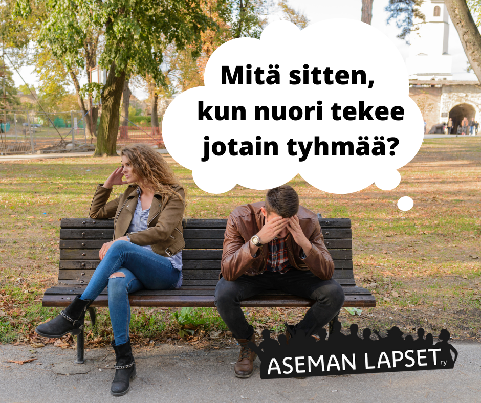 Nainen ja mies istuu puiston penkillä murehtien