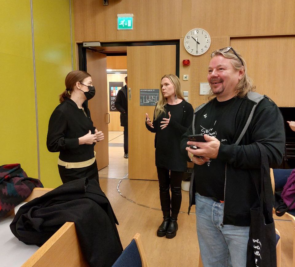 Li Andersson, Elina Pekkarinen ja Heikki Turkka keskustelutilaisuudessa