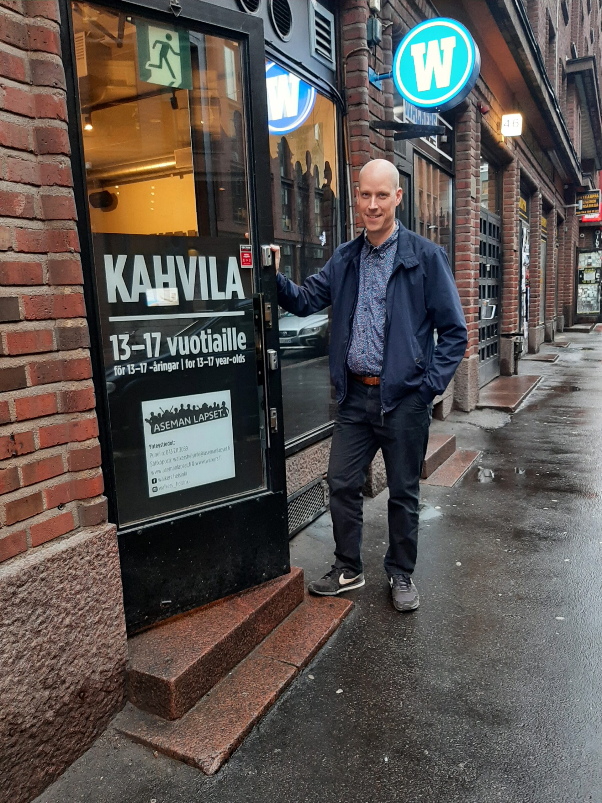 Sampo Korkeila Walkers Helsingin uuden kahvilan oviaukossa