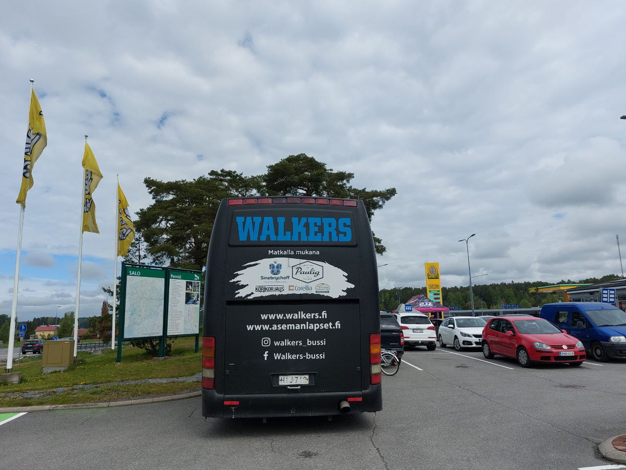 Walkers-bussi takaa kuvattuna ABC:n parkkipaikalla
