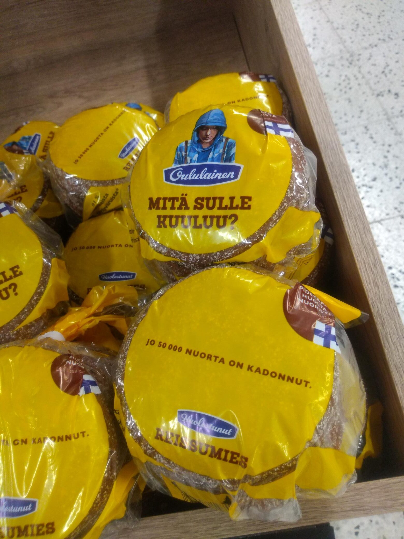 Reissumies-leipäpussseja kaupan hyllyllä.