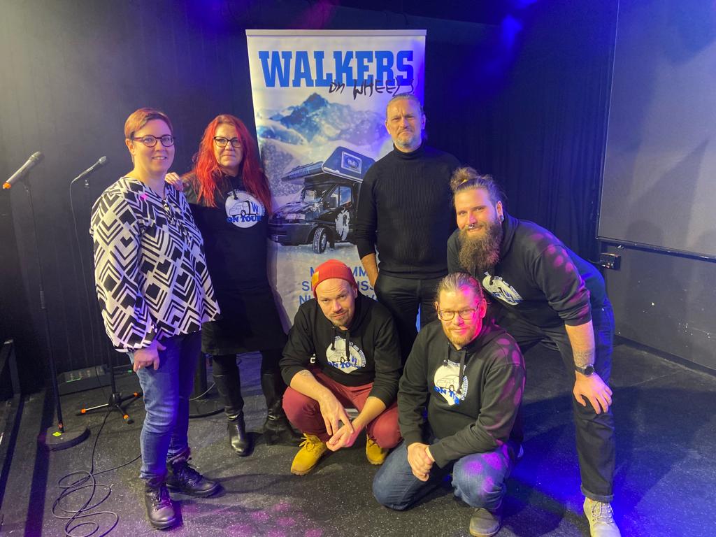 Kansanedustaja Merja Kyllönen ja Aseman Lasten Minna Lahtela, Christian Wentzel, Niilo Karjalainen, Roy Pietilä ja Tuomo Kantele.