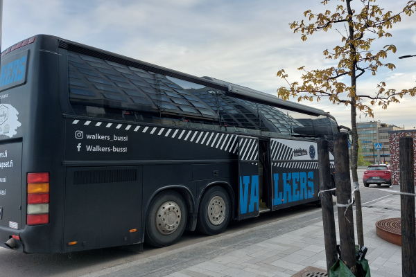 Walkers-bussi kuvattuna sivusta bussin perältä keulaa kohti, keskiovi on auki.
