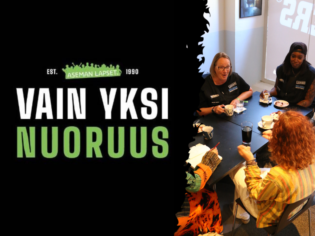 Turvallisia aikuisia pelalemassa pöydän ääressä nuorten kanssa.