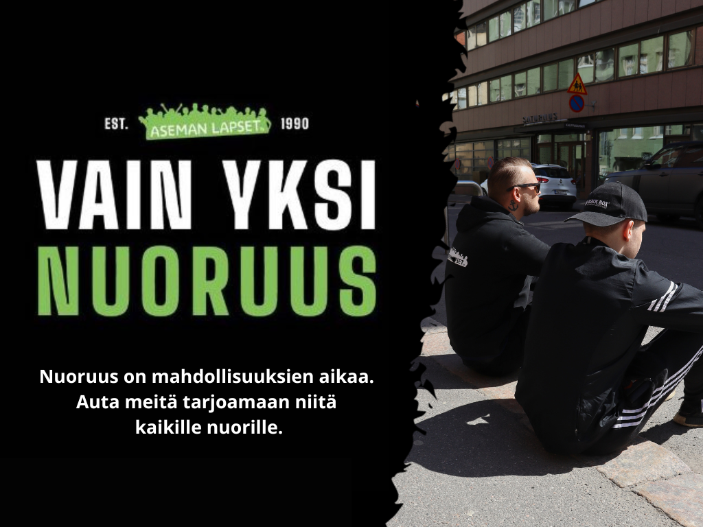 Aseman Lasten työntekijä istuu katukiveyksellä nuoren vieressä.