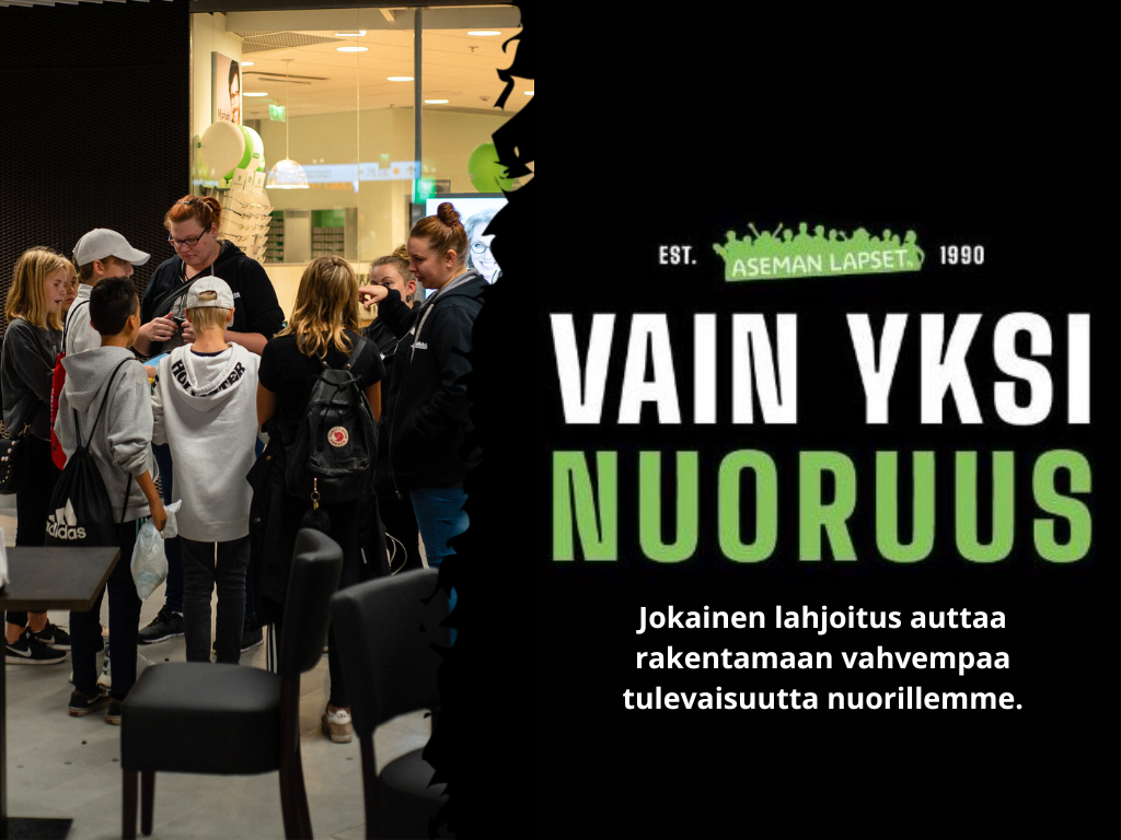 Aseman Lasten työntekijä lapsiporukan keskellä kauppakeskuksessa.