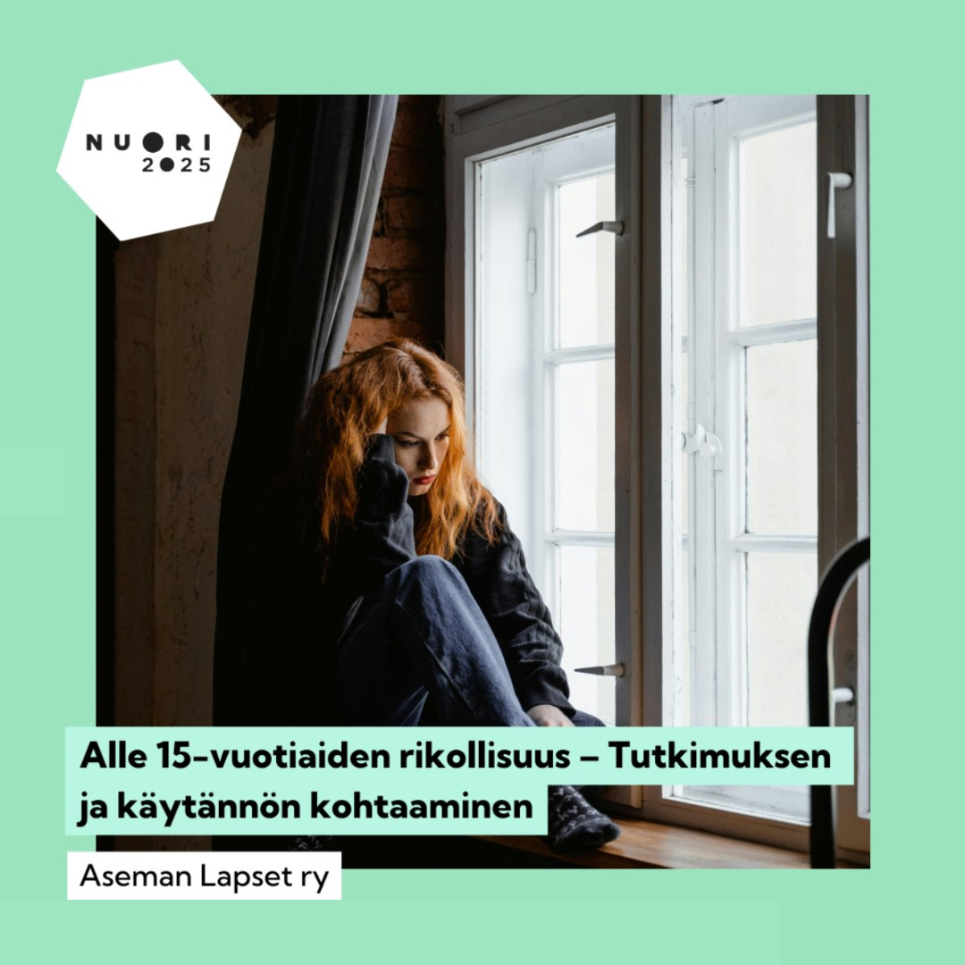 Mintunvärinen paksu reunus kuvalle, jossa nuori istuu ikkunan ääressä kippurassa.