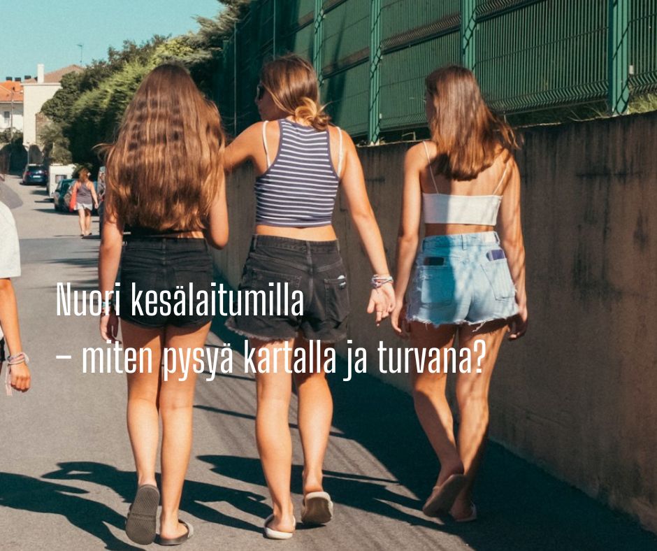 Kolme nuorta kulkee kadulla kesävaatteissaan pois päin kamerasta.