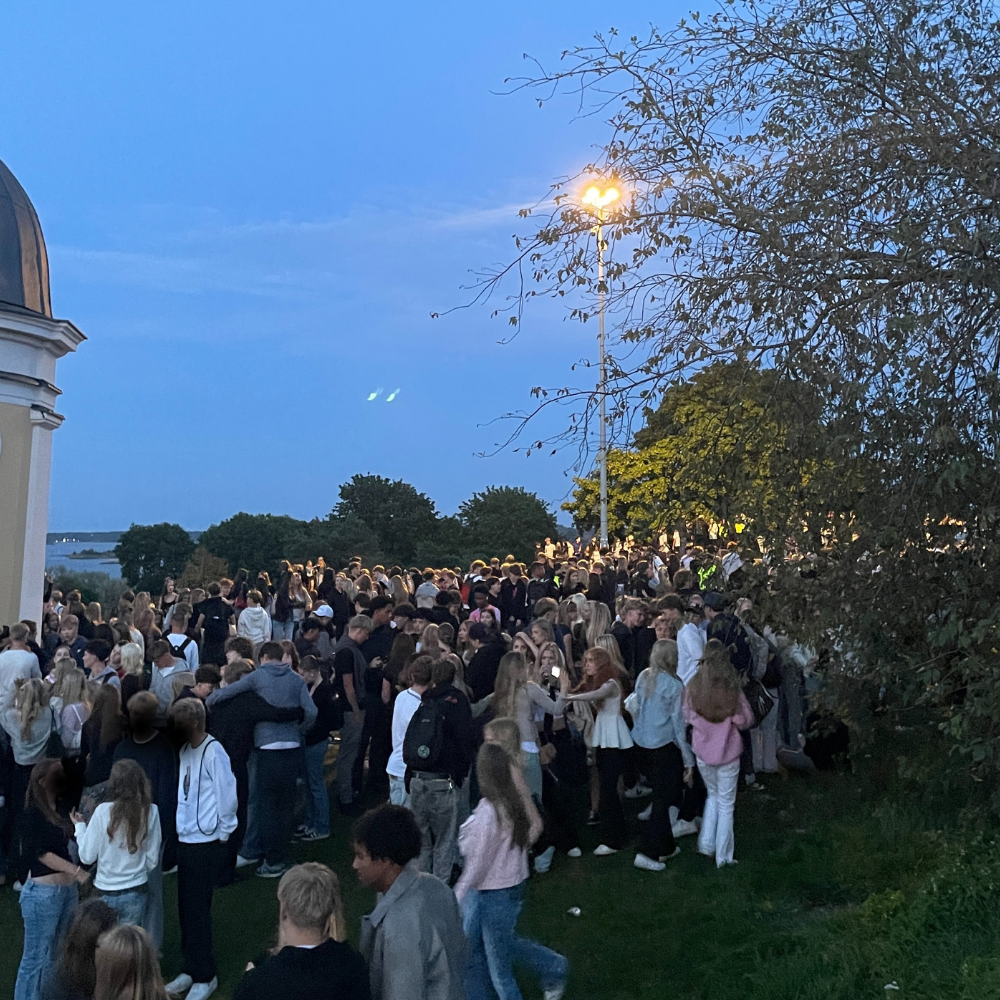 Nuoria laumoittain Helsingissä puistossa iltahämärässä.