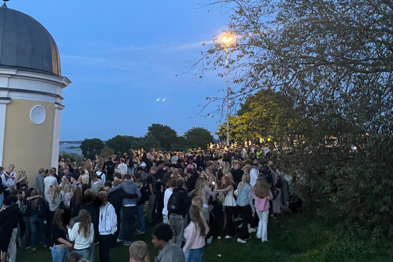 Nuoria laumoittain Helsingissä puistossa iltahämärässä.